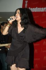 Sona Mohapatra at Delhi Belly DVD launch in Landmark, Mumbai on 29th Sept 2011 (37).JPG
